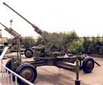 40mm Anti-Aircraft Gun M1 "Bofors", USA - but has british Mk 1 wheels